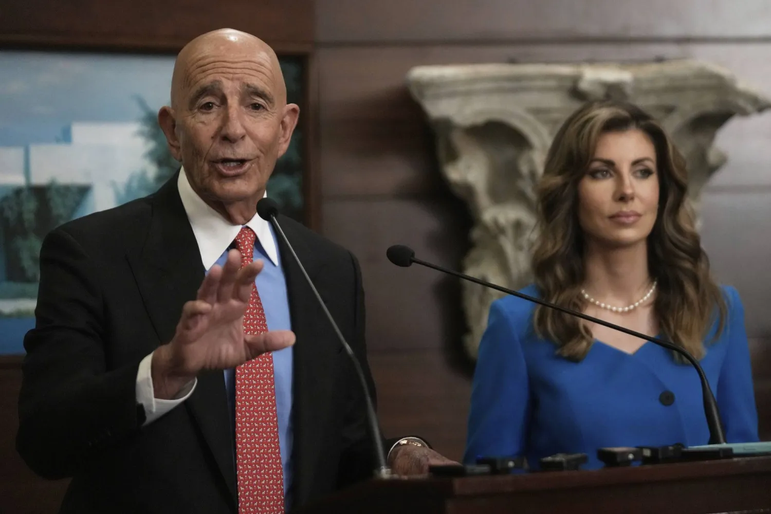 المبعوث الأميركي توم برّاك خلال مؤتمر صحافي في القصر الرئاسي بعد لقائه الرئيس جوزيف عون (أ.ب)