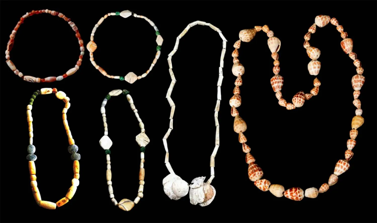  ستة عقود دلمونية من محفوظات متحف البحرين الوطني في المنامة