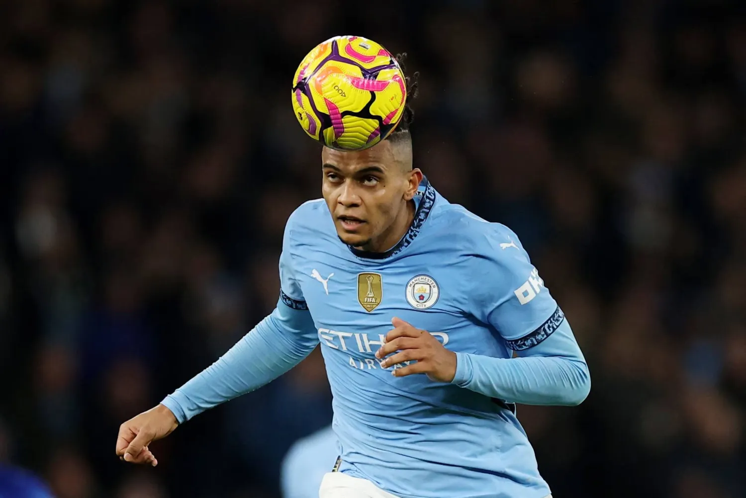 مانويل أكانجي مدافع مانشستر سيتي (رويترز)