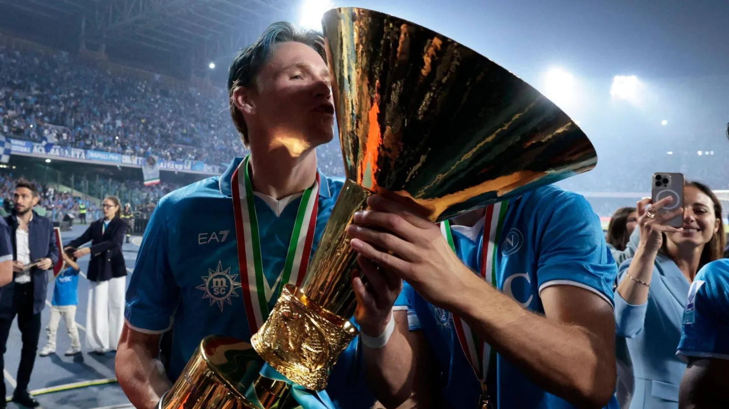 قاد كتوميناي نابولي للفوز بلقب الدوري الإيطالي الموسم الماضي وحصل على لقب أفضل لاعب (غيتي)