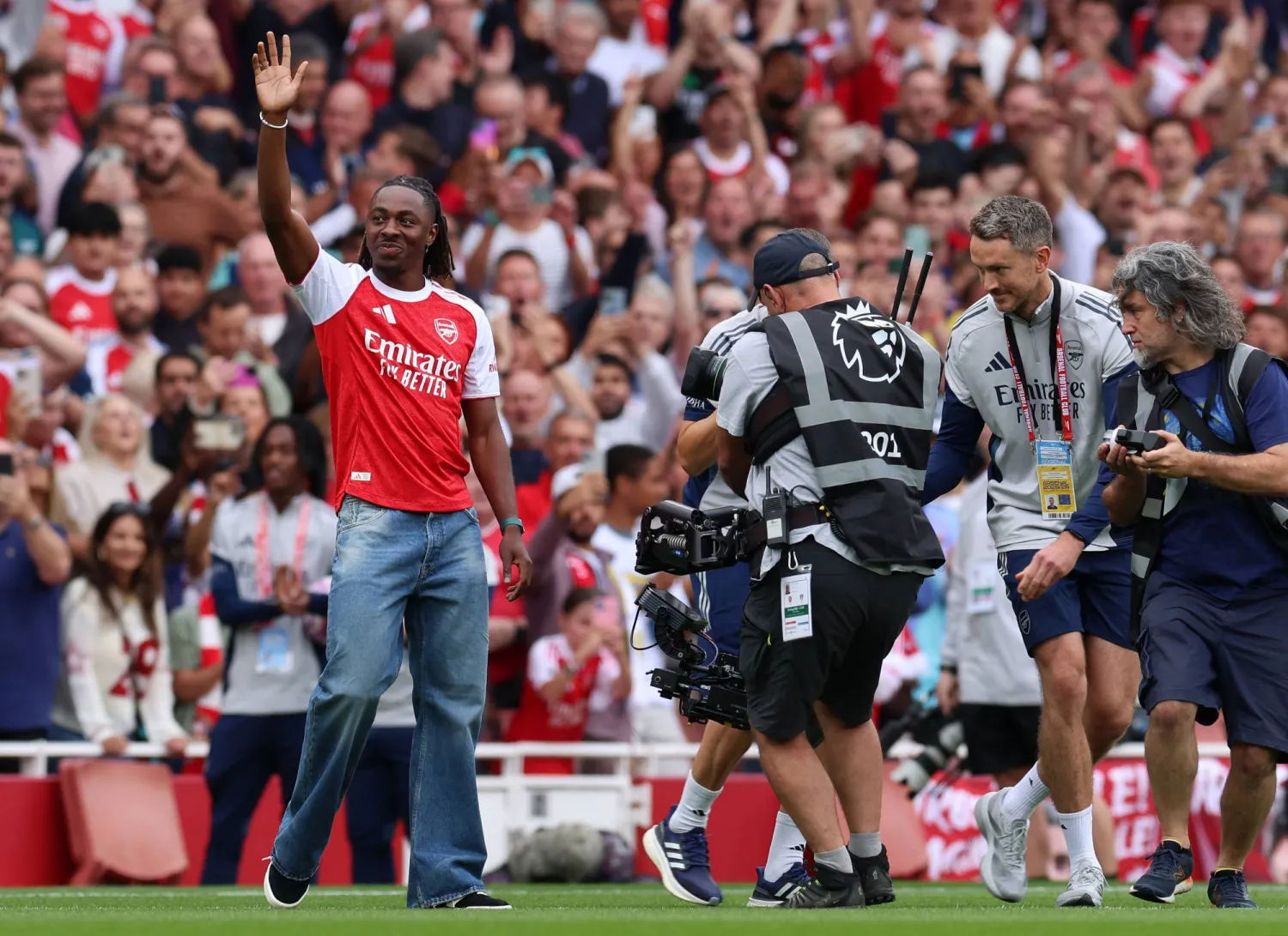 إيزي يحيي جماهير أرسنال خلال المباراة التي لم يشارك فيها أمام ليدز في الجولة الماضية (إ.ب.أ)