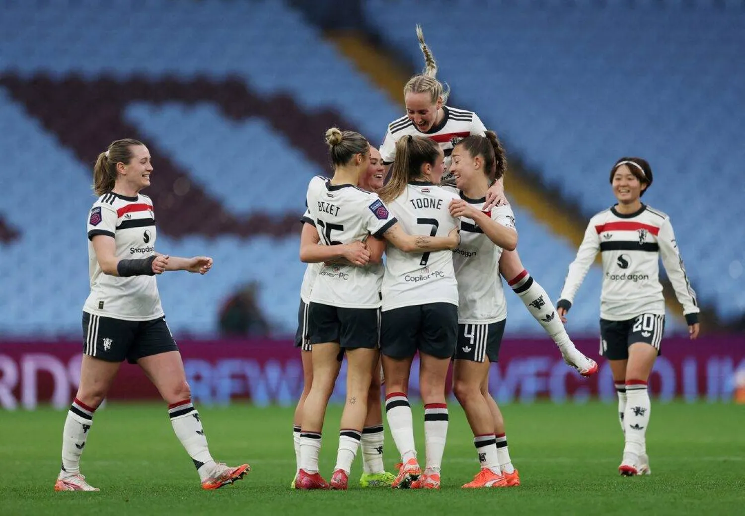 فريق مانشستر يونايتد النسائي (رويترز)