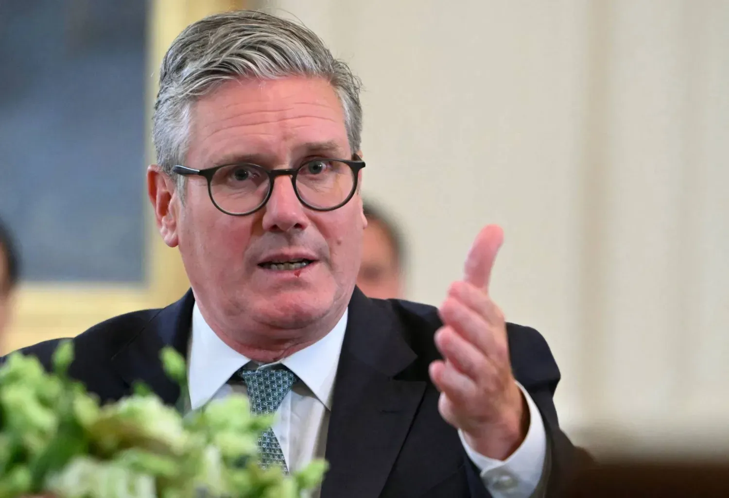 İngiltere Başbakanı Keir Starmer, 18 Ağustos 2025'te Washington D.C.'deki Beyaz Saray'ın Doğu Odası'nda Avrupalı ​​liderlerle yaptığı toplantıda konuşuyor. (AFP)