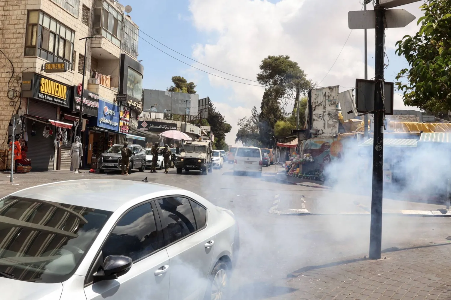 جنود الجيش الإسرائيلي يطلقون الغاز المسيل للدموع خلال مداهمة في مدينة رام الله بالضفة الغربية يوم 26 أغسطس 2025 (أ.ف.ب) 