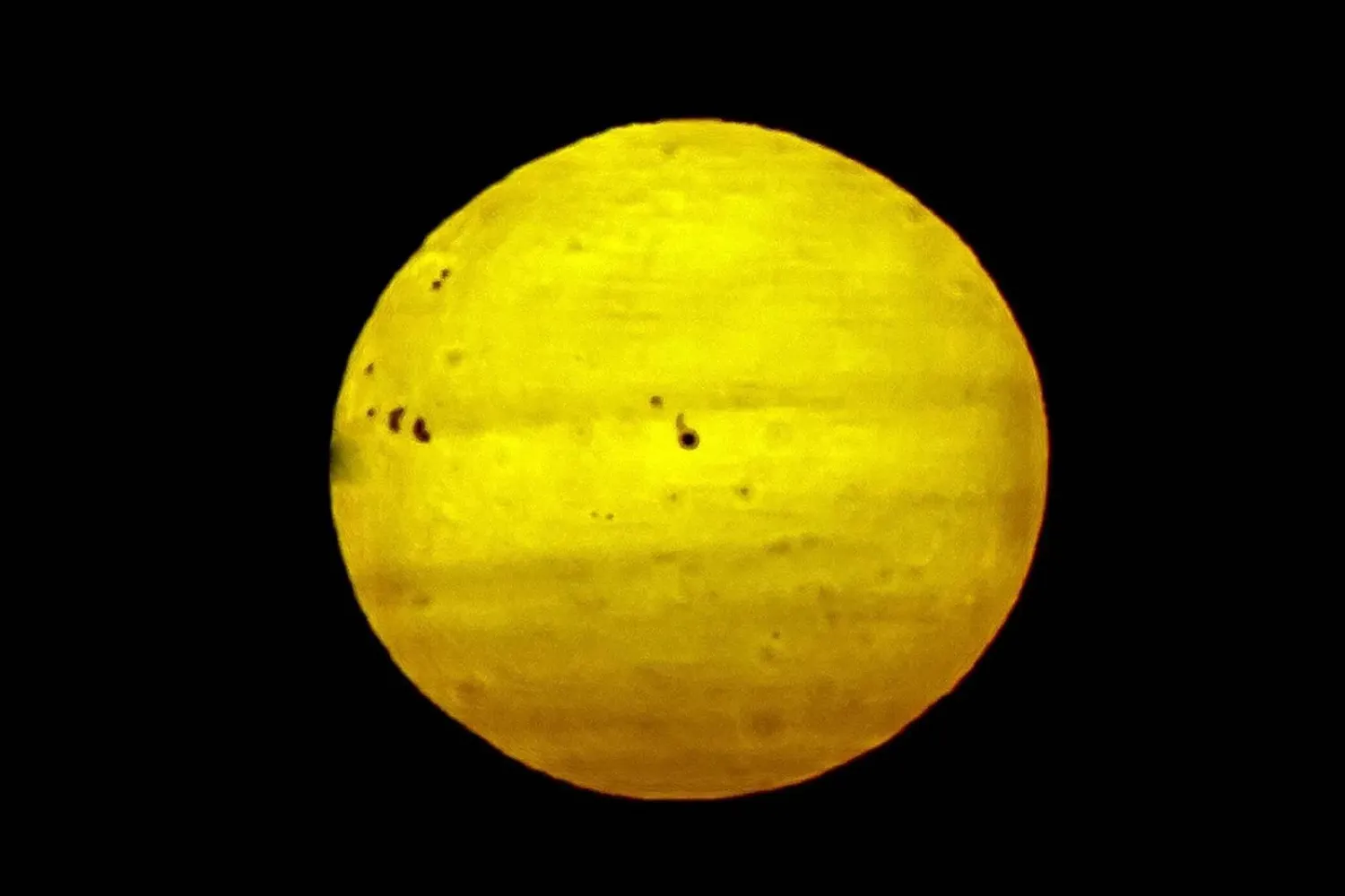 ظهرت البقع العملاقة بوضوح على سطح الشمس مساء الثلاثاء (واس)