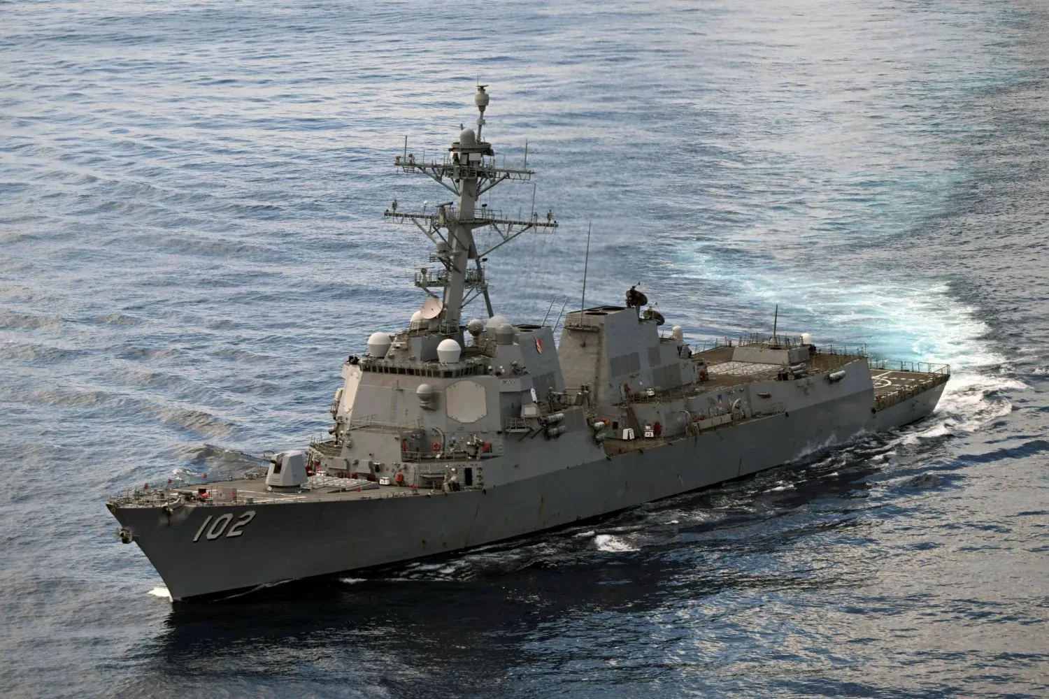 Pasifik Okyanusu'ndaki Kolombiya kıyıları yakınlarında bulunan güdümlü füze destroyeri USS Sampson. ABD Başkanı Donald Trump, uyuşturucu kaçakçılığını önleme çabalarının bir parçası olarak Venezuela kıyılarına üç savaş gemisinin konuşlandırılmasını emretti (AFP)
