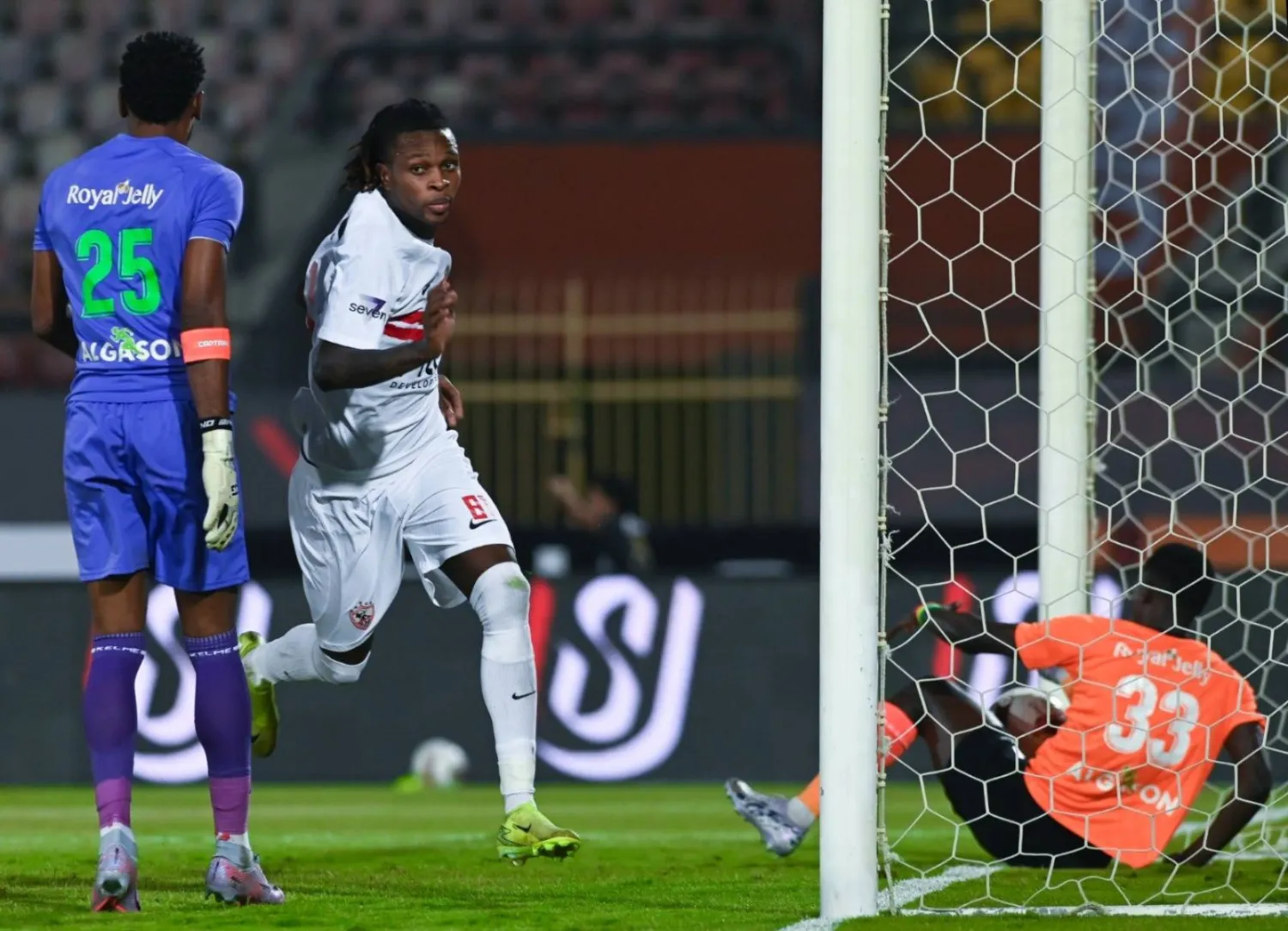 شيكو بانزا يحتفل بهدفه في مرمى فاركو (نادي الزمالك)