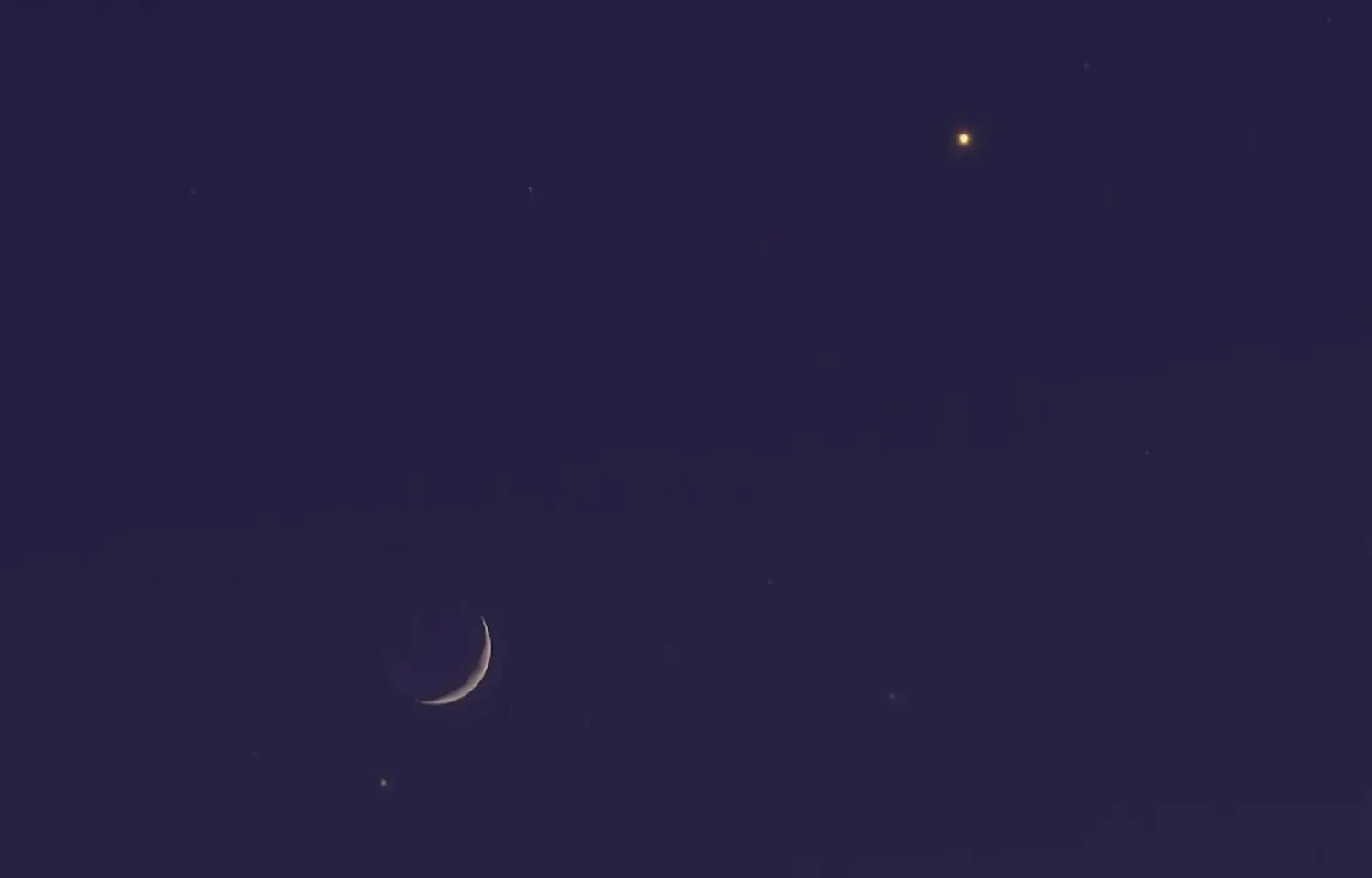 ظهر الهلال وكوكب المريخ قريبين من بعضهما البعض لفترة وجيزة قبل غيابهما معاً (واس)