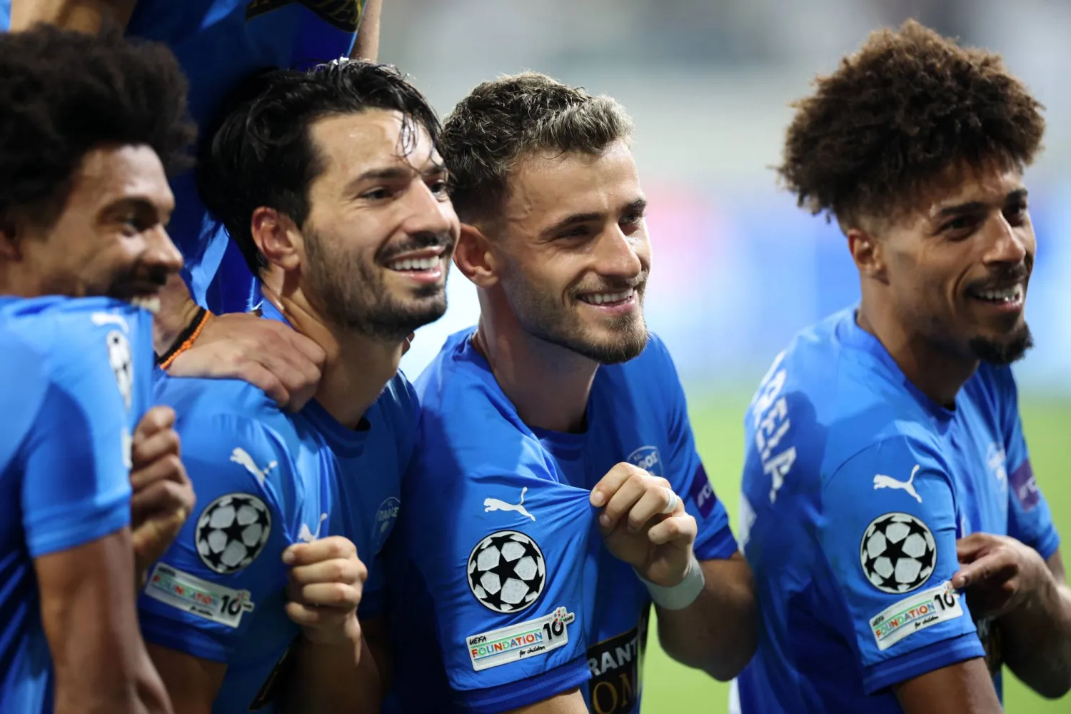 لاعبو بافوس القبرصي يشيرون إلى شعار دوري الأبطال احتفالا بالتأهل (رويترز)