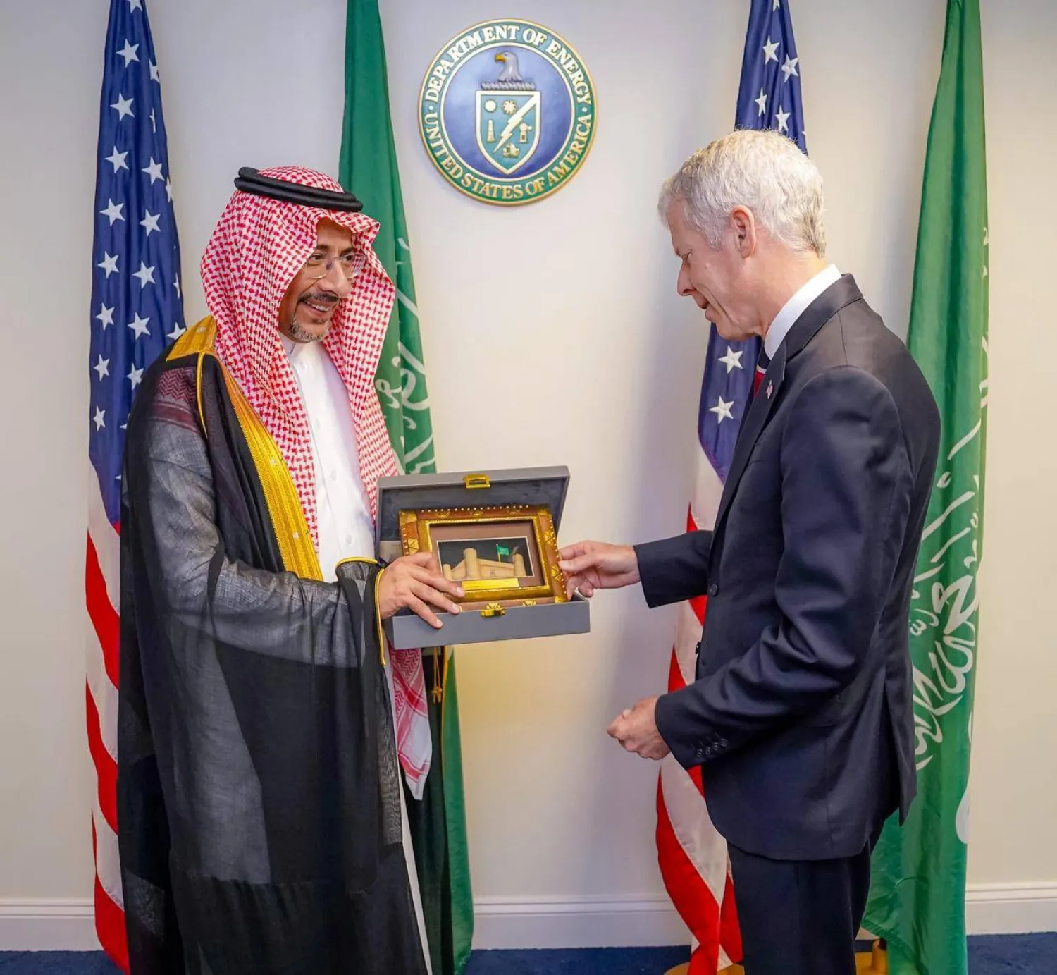 الوزير الخريّف يقدم هدية تذكارية لوزير الطاقة الأميركي (إكس)