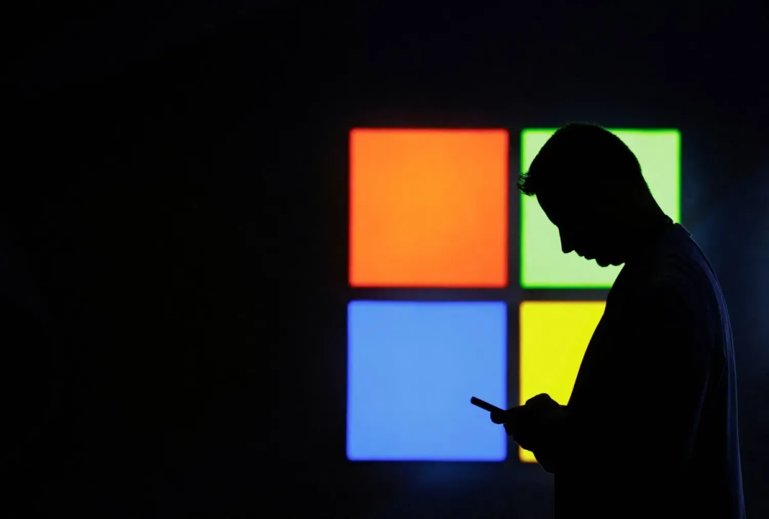 Microsoft'un İsrail ordusuyla iş birliği yapmasını protesto etmek amacıyla şirket başkanının ofisine baskın düzenleyen 7 kişi gözaltına alındı