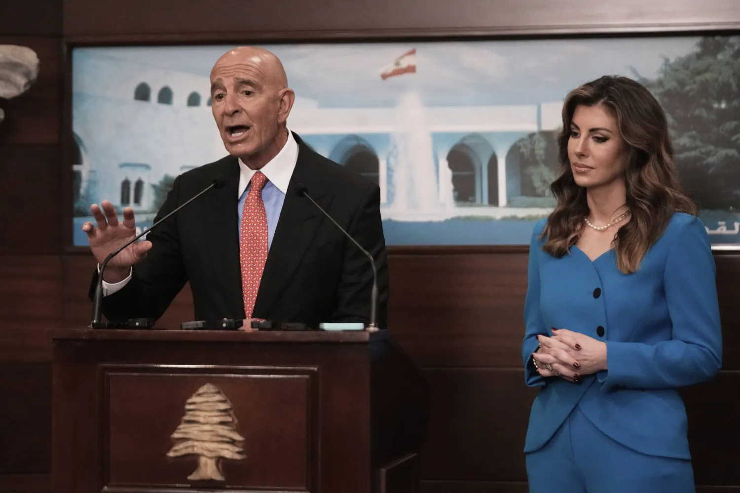 المبعوث الأميركي توم براك يتحدث خلال مؤتمر صحافي بالقصر الرئاسي في بعبدا شرق بيروت (أ.ب)