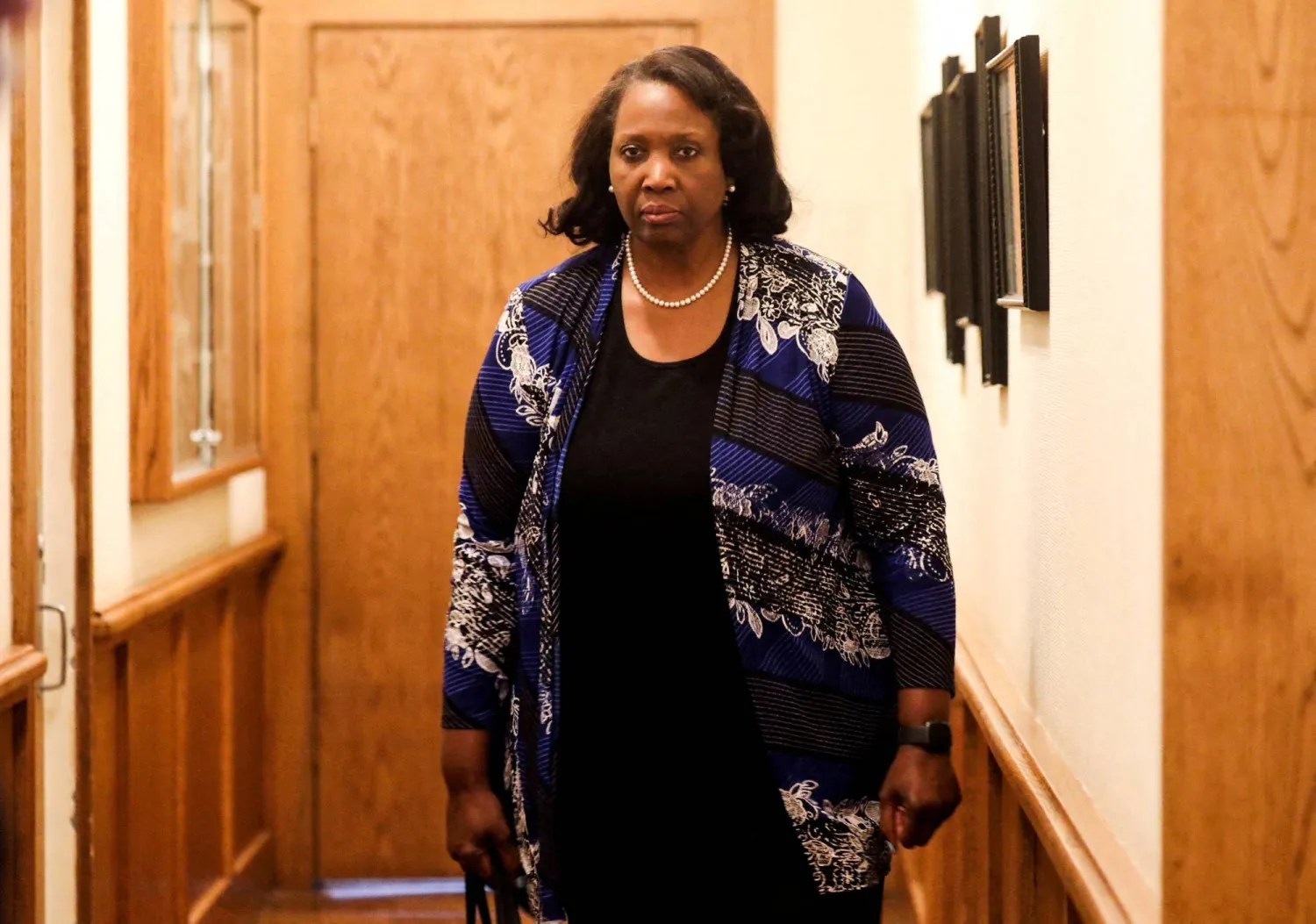 ليزا كوك خلال ندوة «جاكسون هول» الاقتصادية 2025 في وايومنغ (رويترز)