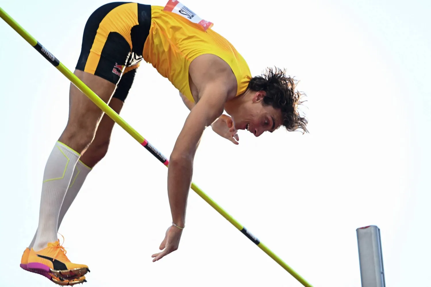 دوبلانتيس صاحب الرقم القياسي العالمي في القفز بالزانة (أ.ف.ب)