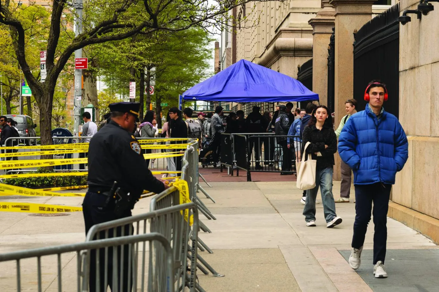 ضباط شرطة نيويورك عند الأسوار خارج جامعة كولومبيا (أرشيفية-أ.ب)