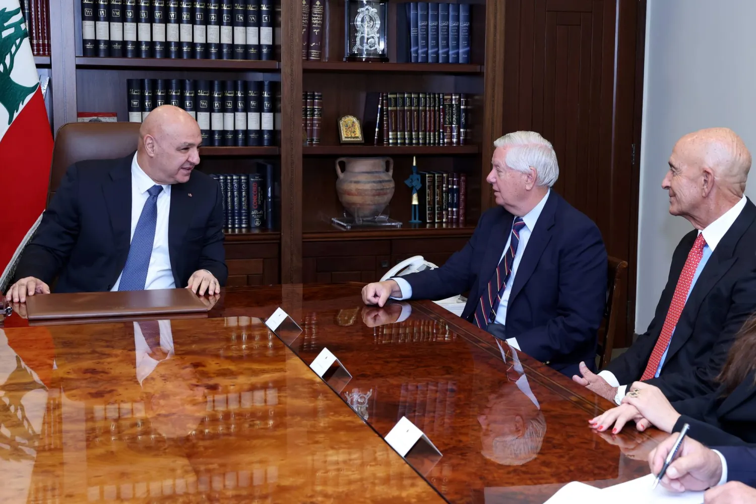 رئيس الجمهورية جوزيف عون مجتمعاً مع الوفد الأميركي (رئاسة الجمهورية)