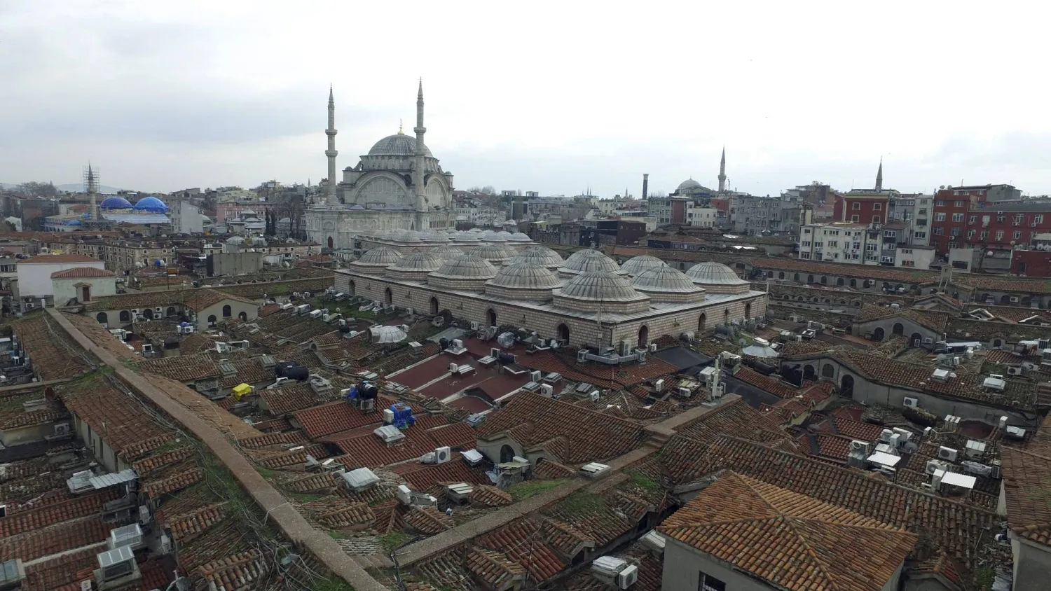 صورة تُظهر سقف البازار الكبير في إسطنبول الذي يعود تاريخه إلى قرون مضت (أرشيفية - أ.ب)