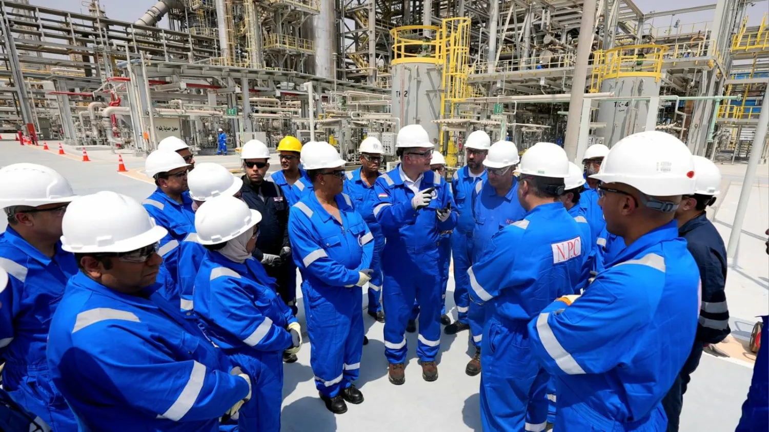 وزير البترول المصري كريم بدوي خلال لقائه عدداً من العمال في حقل نفطي (أرشيفية - وزارة البترول المصرية)