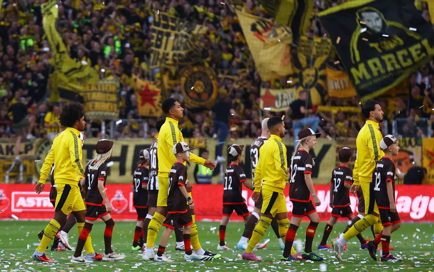 القاعدة تلزم القادة والمدربين بالاجتماع بالحكام كمجموعة قبل 70 دقيقة من انطلاق المباراة (رويترز)