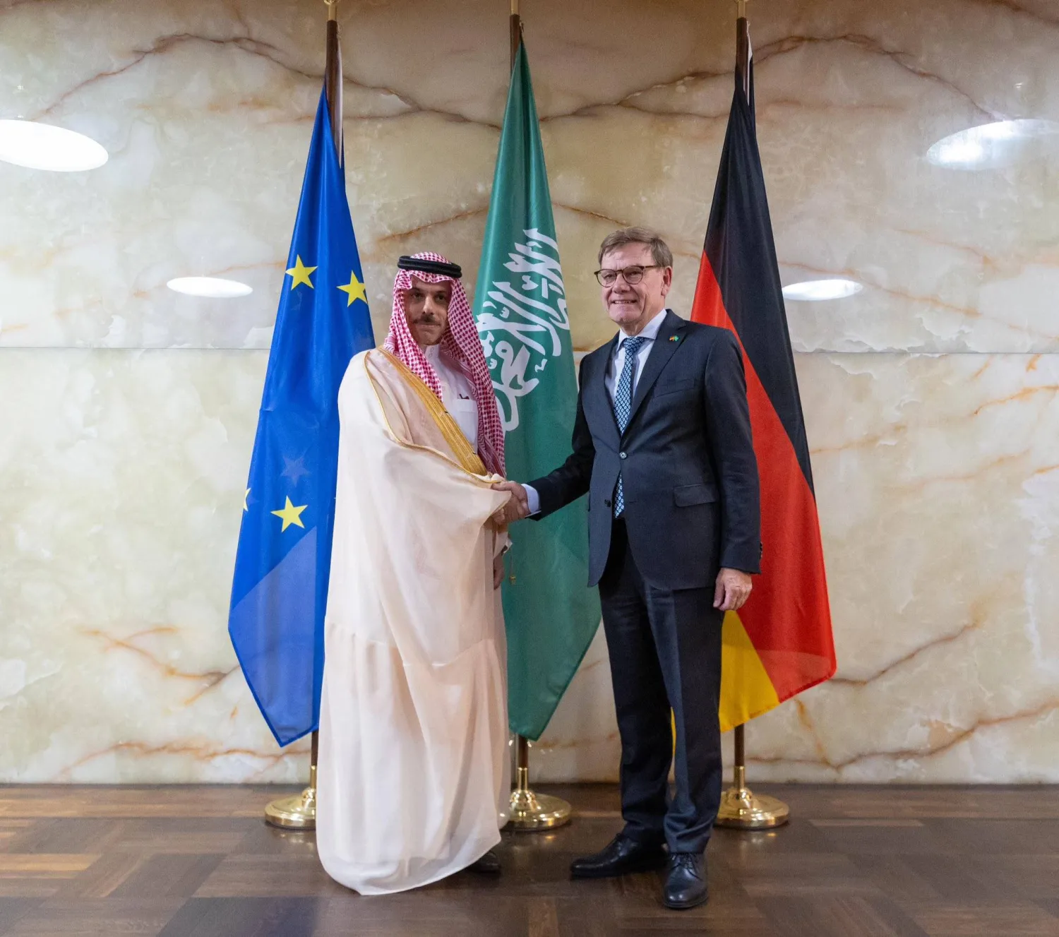 الوزير يوهان فاديفول مستقبلاً الأمير فيصل بن فرحان في برلين الأربعاء (الخارجية السعودية)