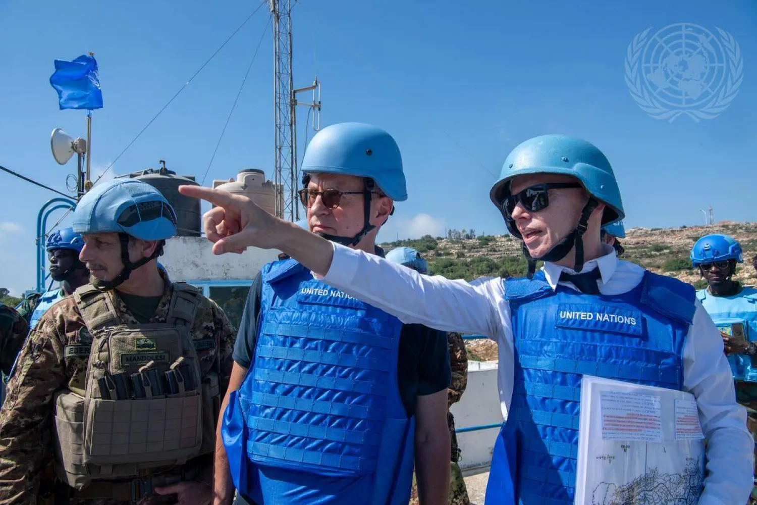 وكيل الأمين العام للأمم المتحدة لعمليات حفظ السلام جان بيار لاكروا متفقداً الخط الأزرق بين لبنان وإسرائيل (صور الأمم المتحدة)