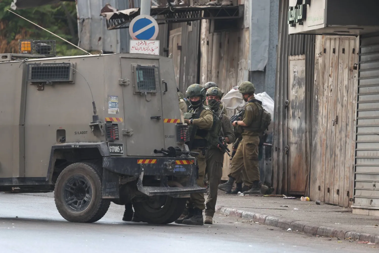 خلال عملية عسكرية للجيش الإسرائيلي في نابلس بالضفة الغربية في 27 أغسطس 2025 (إ.ب.أ) 