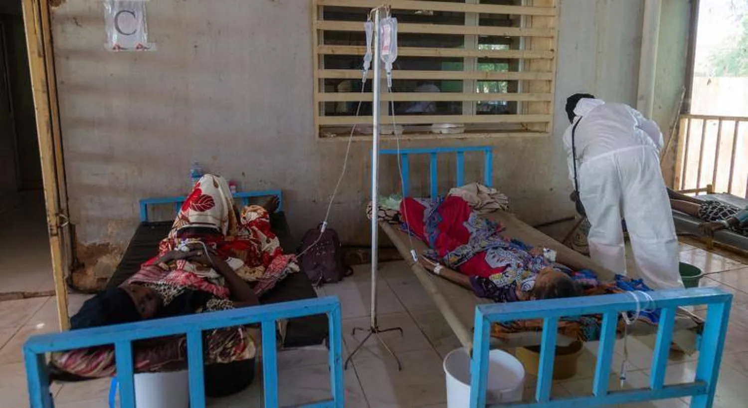 مرضى بالكوليرا من الأطفال والبالغين يتلقون العلاج في مركز عزل (منظمة الصحة العالمية)