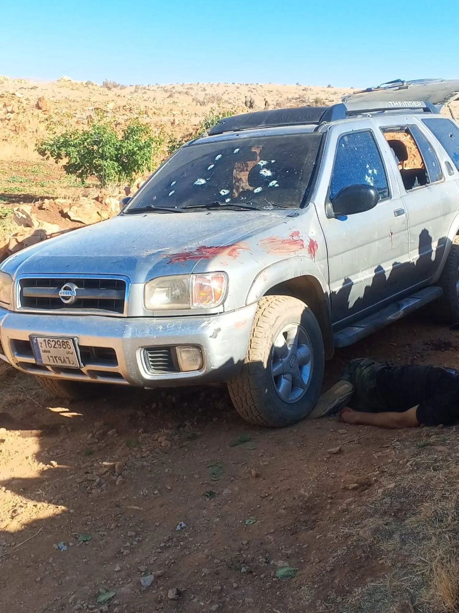 سيارة المهربين عند الحدود اللبنانية السورية وتبدو آثار الدم والرصاص عليها (متداولة)