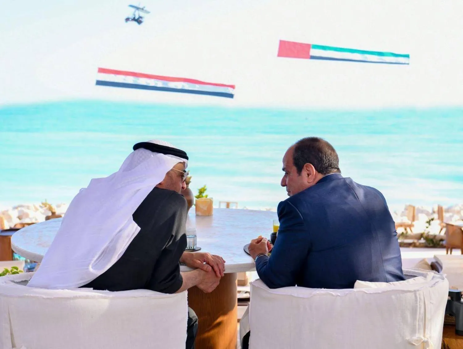 عرض جوي احتفالاً بزيارة رئيس الإمارات الشيخ محمد بن زايد (الرئاسة المصرية)