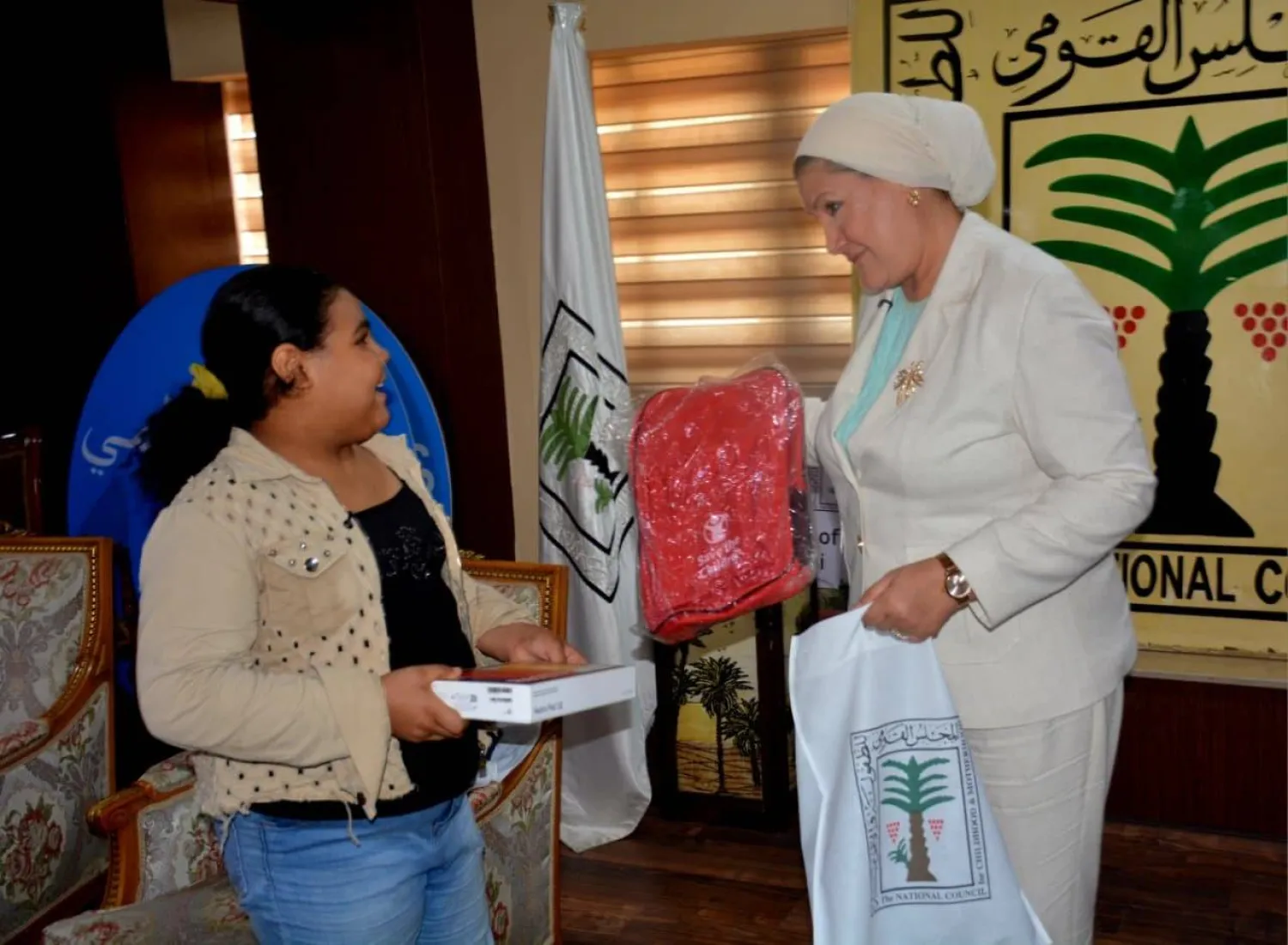 رئيسة المجلس القومي للأمومة والطفولة تكرم الطفلة هايدي (صفحة رئاسة مجلس الوزراء على فيسبوك)