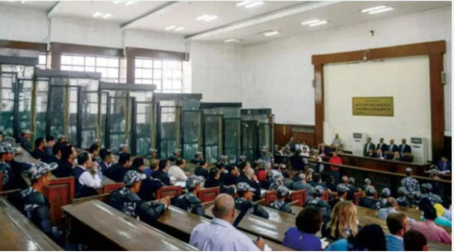 محاكمة سابقة لعناصر من «الإخوان» أدينوا بالإرهاب في مصر (أ.ف.ب)