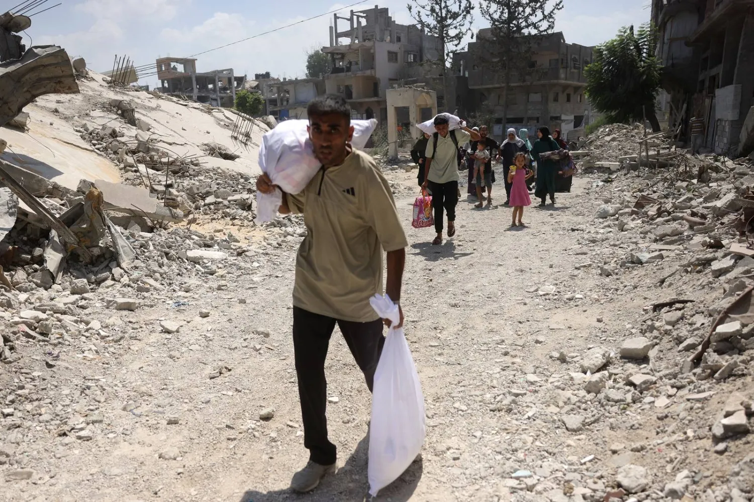  فلسطينيون يفرّون من منازلهم في حي الصفطاوي بجباليا شمال قطاع غزة (أ.ف.ب)