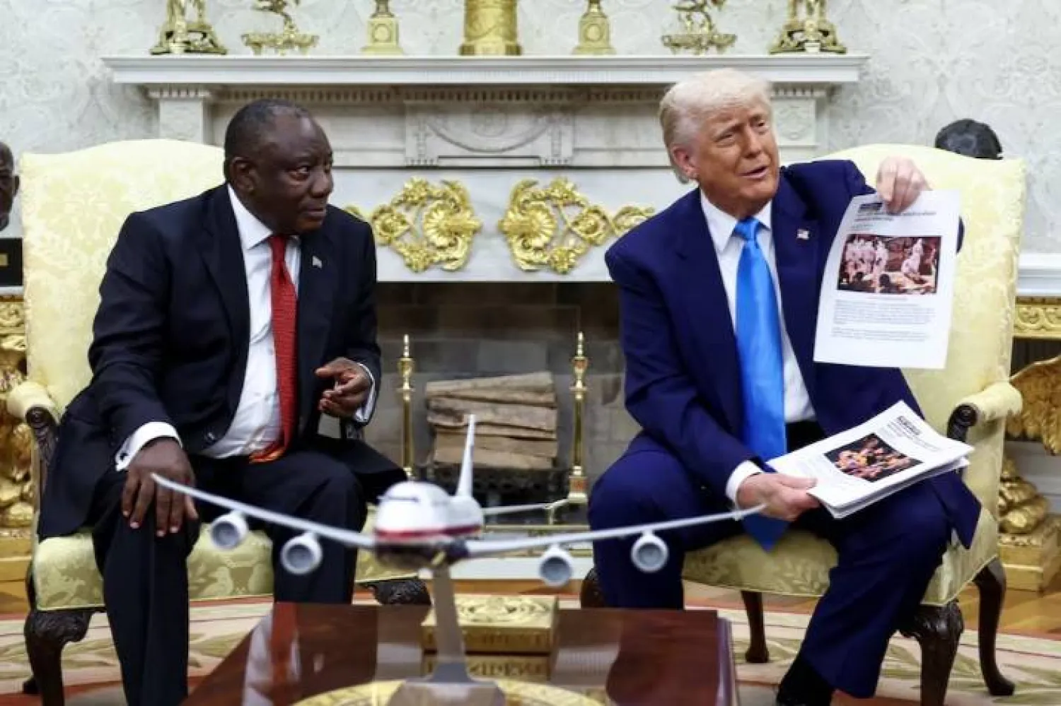 دونالد ترمب خلال لقائه رئيس جنوب أفريقيا سيريل رامافوزا بالمكتب البيضاوي في مايو 2025 (رويترز)