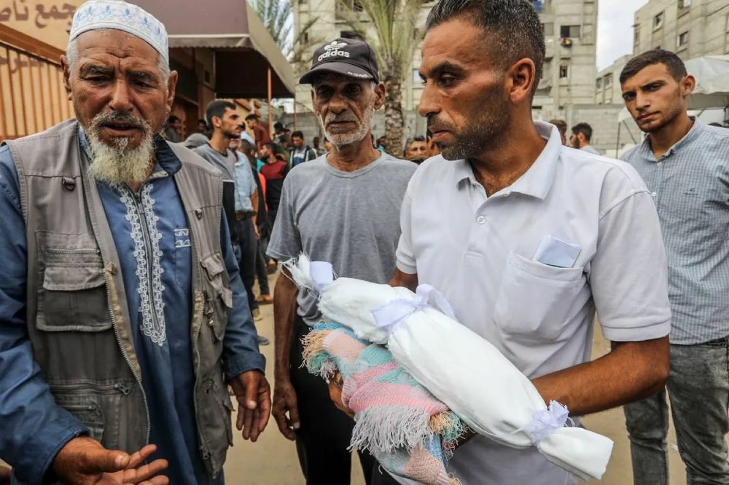 22 August 2025, Palestinian Territories, Khan Younis: The father of five-month-old Ghadeer Brika holds her lifeless body, showing signs of malnutrition, at Nasser Medical Complex in Khan Yunis, southern Gaza Strip. (dpa) 