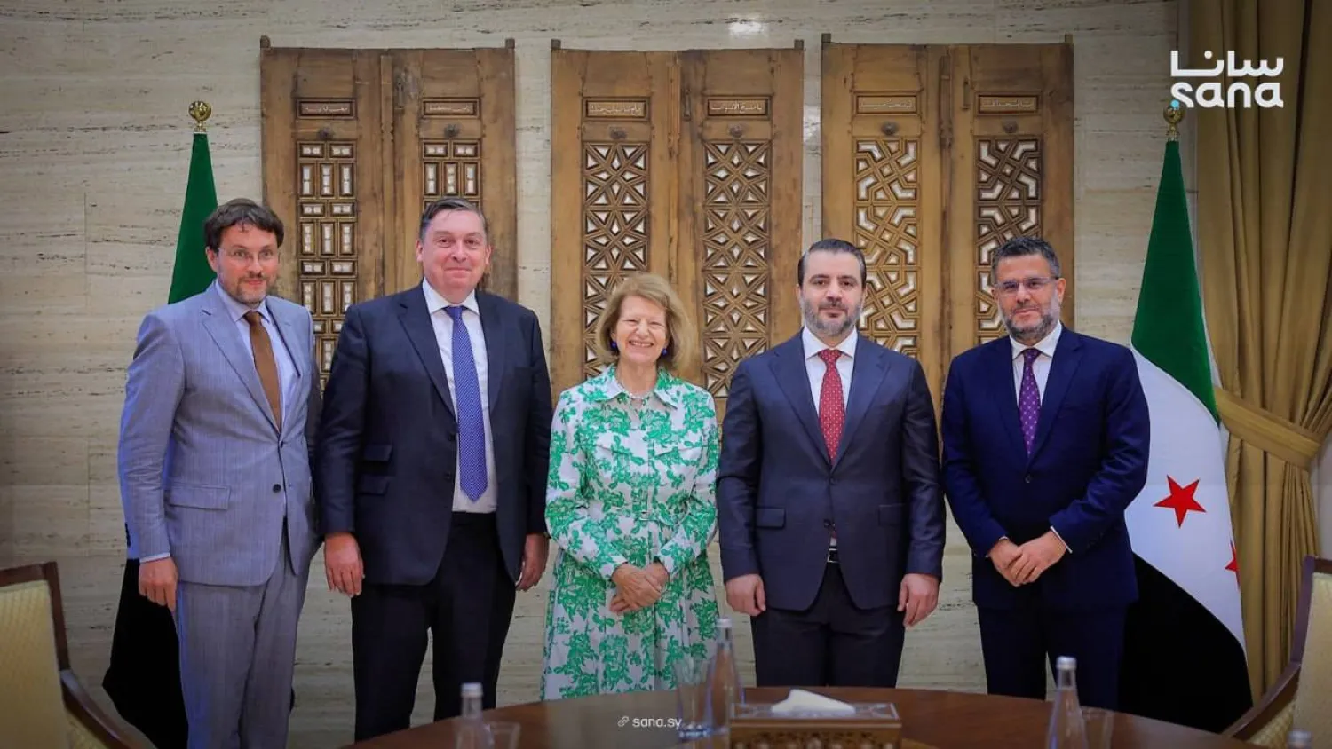 وزير الخارجية أسعد الشيباني مستقبلاً البارونة نيكولسون عضو مجلس اللوردات ورئيسة وفد رجال الأعمال البريطاني في دمشق (الخارجية)