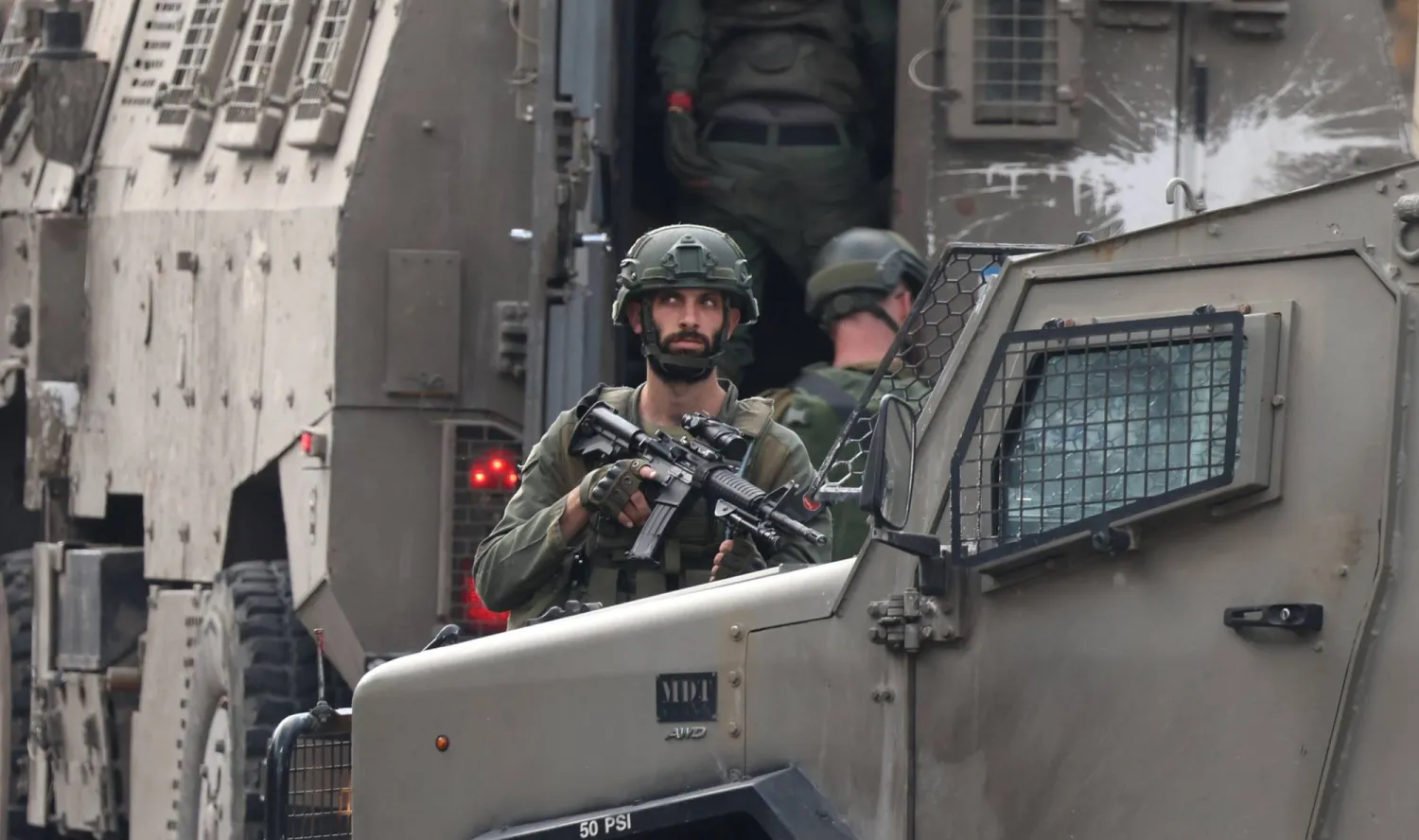 عملية عسكرية للجيش الإسرائيلي في نابلس بالضفة الغربية يوم الأربعاء (إ.ب.أ)