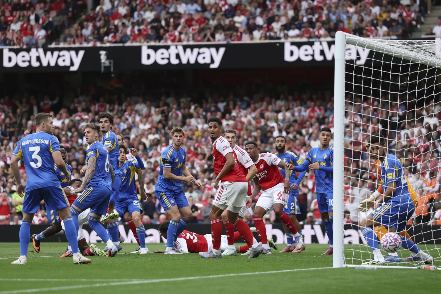 تيمبير (يسار) يفتتح خماسية أرسنال في شباك ليدز (أ.ب)