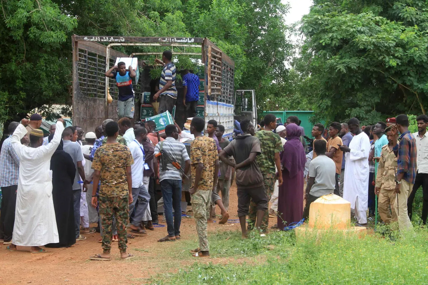 Omdurman'da yerinden edilen Sudanlılar, insani yardım almak için beklerken, 24 Ağustos 2025 (AFP)