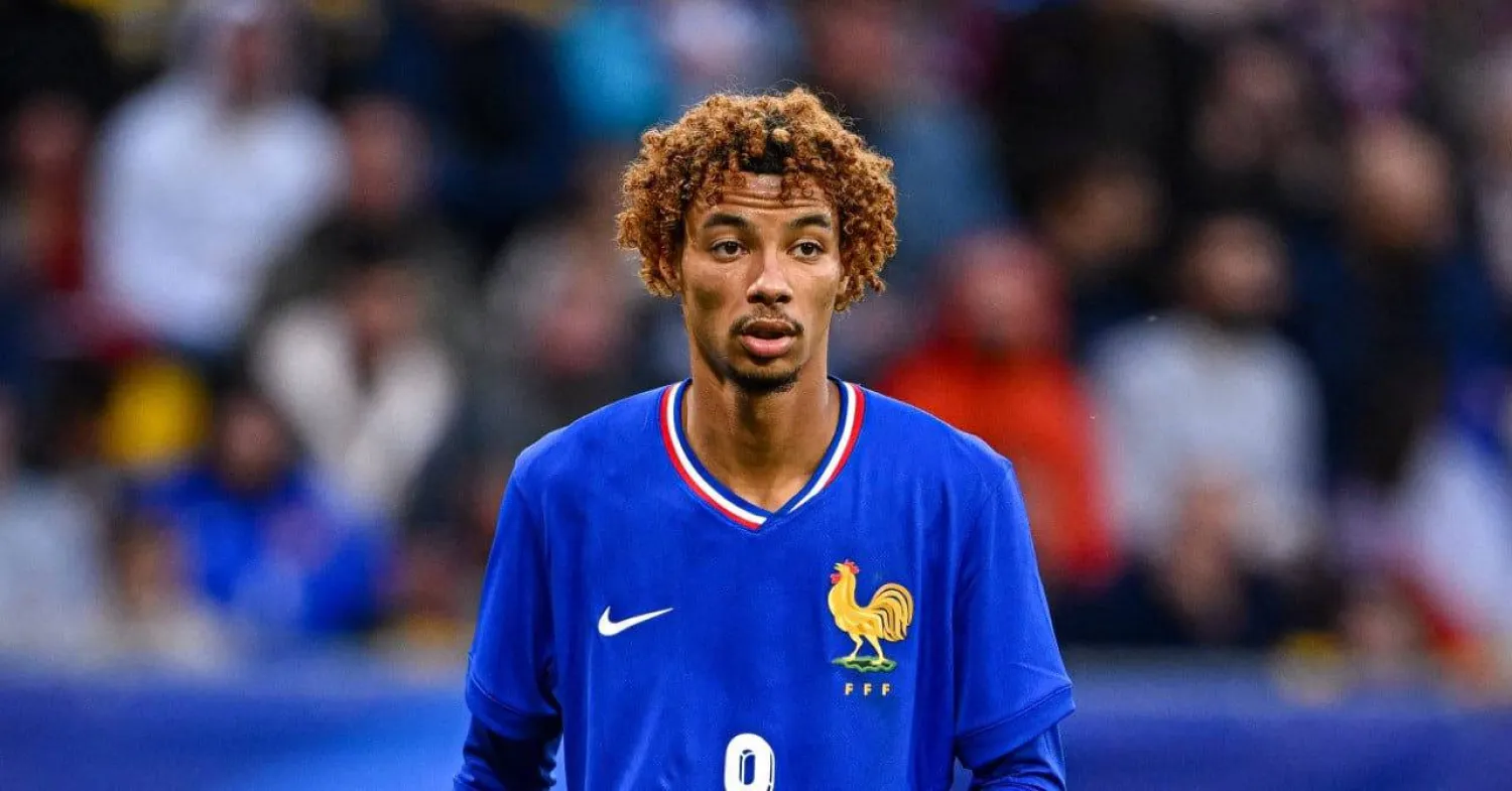 إيكيتيكي بقميص فرنسا للشباب (الشرق الأوسط)