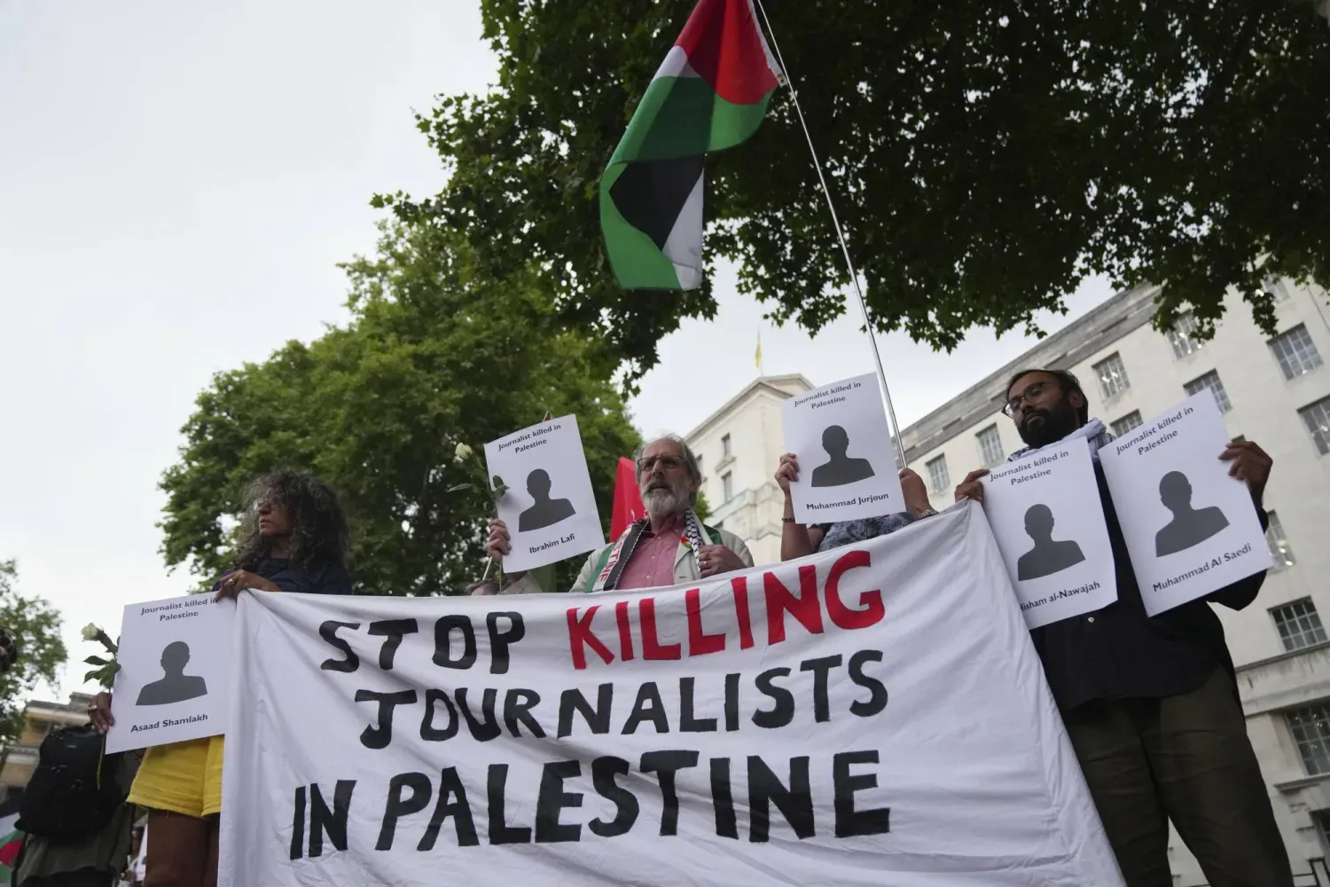 Londra'da dün Gazze'de öldürülen gazetecileri anmak için düzenlenen gösteride protestocular pankartlar ve bayraklar taşıdı (Reuters)