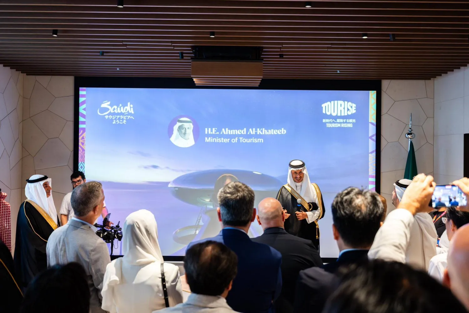 أحمد الخطيب يتحدث لقادة القطاع السياحي الياباني (وزارة السياحة السعودية) 