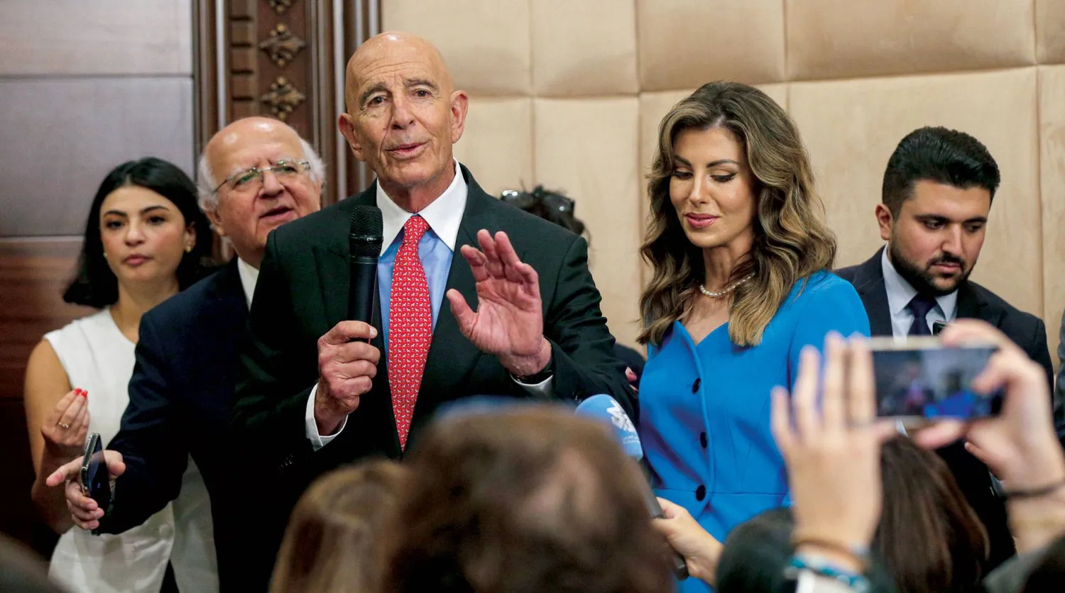  المبعوث الأميركي توم براك ونائبة المبعوث الأميركي إلى الشرق الأوسط مورغان أورتاغوس في القصر الرئاسي (د.ب.أ)