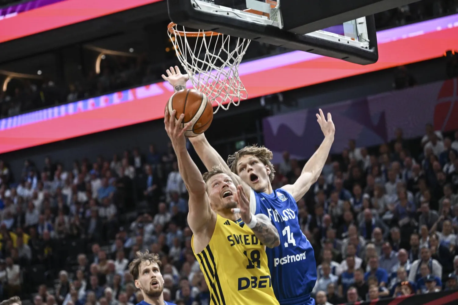 من مواجهة فنلندا والسويد (إ.ب.أ)