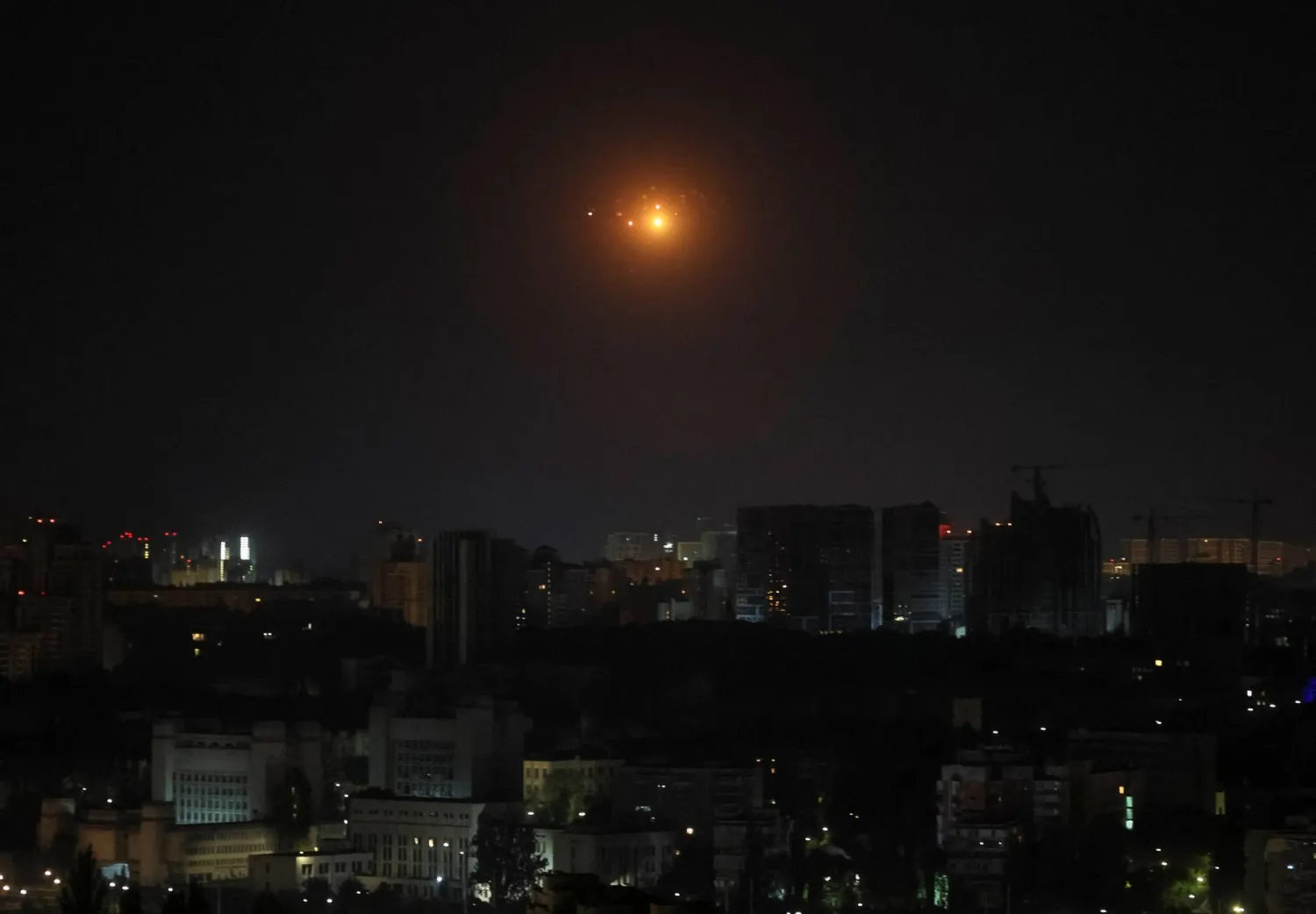 انفجارات في سماء العاصمة الأوكرانية خلال هجوم ليلي روسي بالمسيرات (أرشيفية - رويترز)