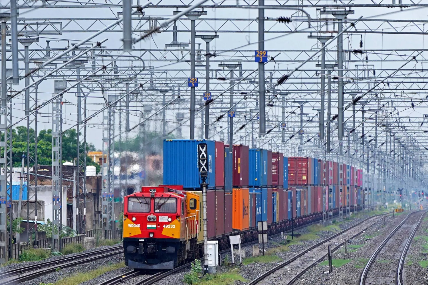 قطار ينقل حاويات في أجمر بولاية راجستان الهندية (أ.ف.ب)