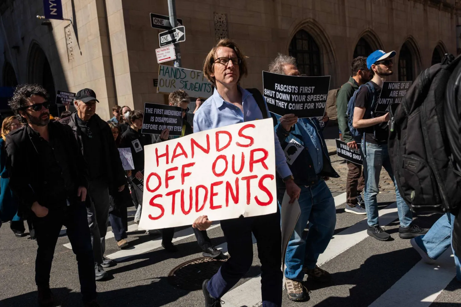 مظاهرة بمدينة نيويورك دعماً للجامعات والتعليم حملت اسم «مسيرة الحق في التعلم» (أرشيفية - أ.ف.ب)