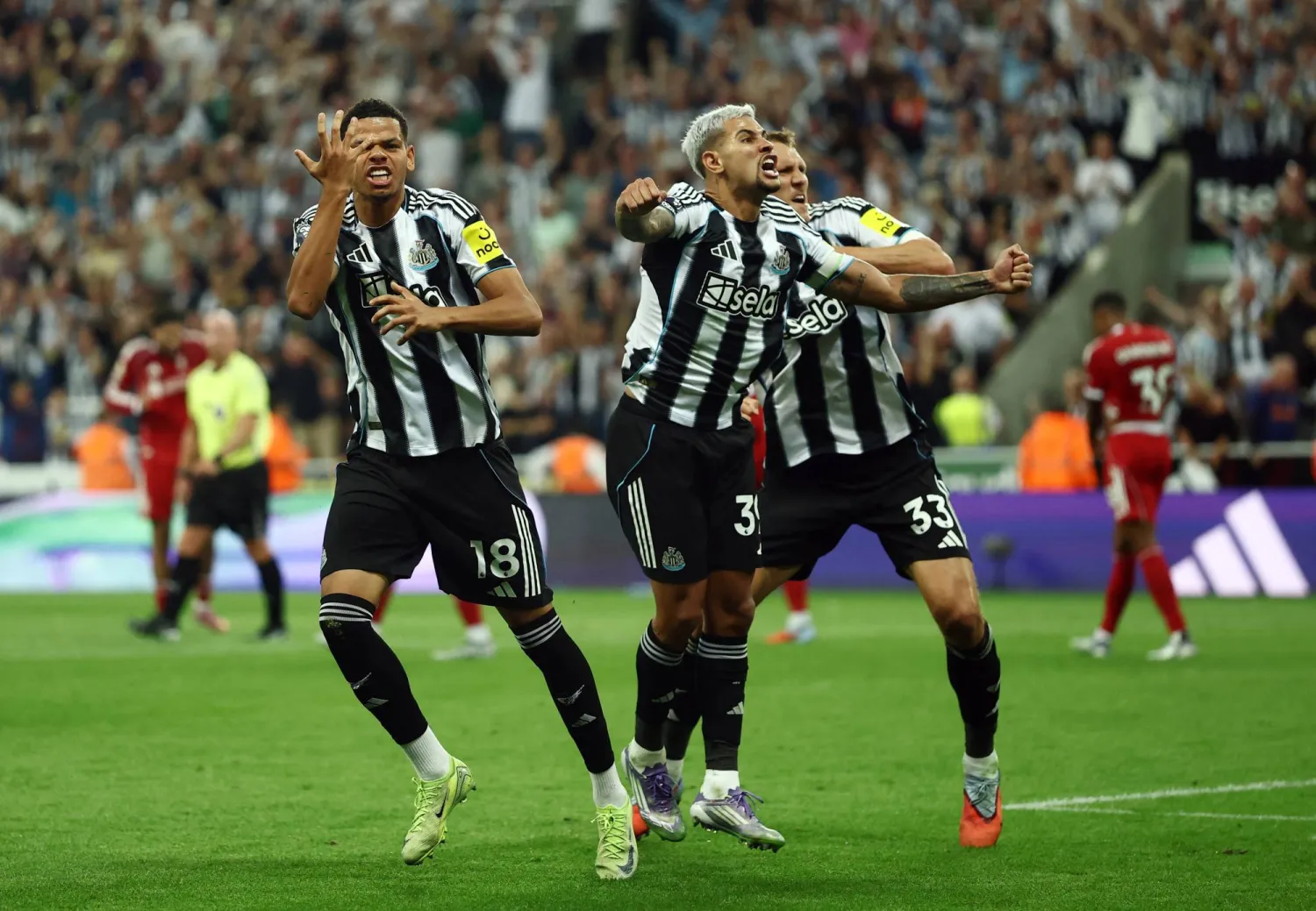 جانب من مباراة نيوكاسل يونايتد ضد ليفربول الأخيرة (رويترز)