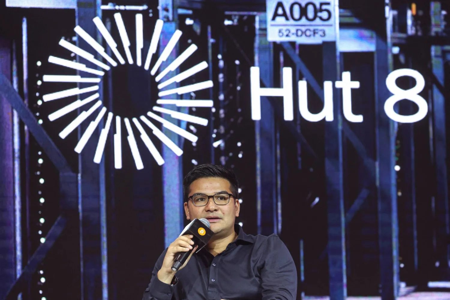 أشر جينوت الرئيس التنفيذي لـ«هت 8» عضو مجلس إدارة «أميركان بتكوين» يتحدث خلال مؤتمر «بتكوين آسيا» في هونغ كونغ (رويترز)