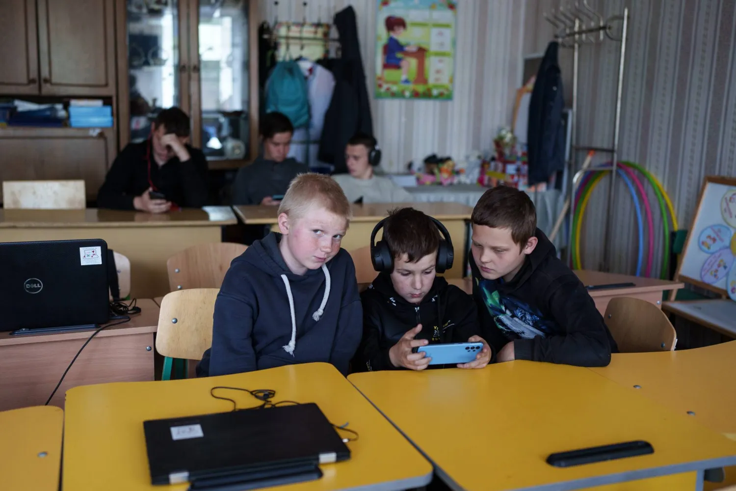 المدارس تحظر الهواتف الجوالة... على المؤسسات الحذو حذوها