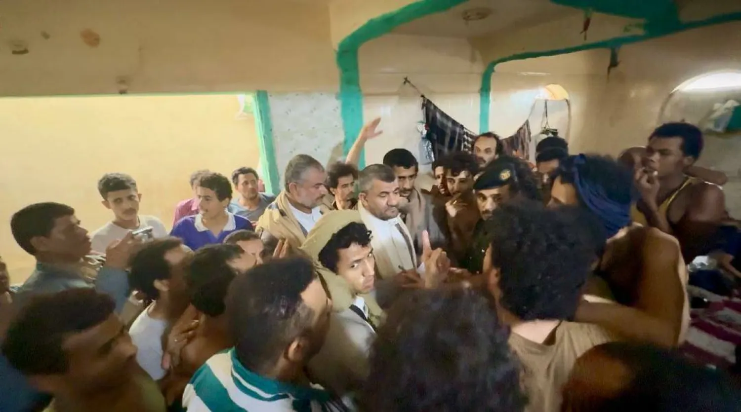 قيادات حوثية لدى نزولها الميداني إلى أحد السجون (إكس)
